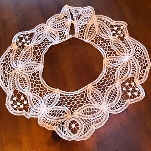 Elegant White Lace Collar